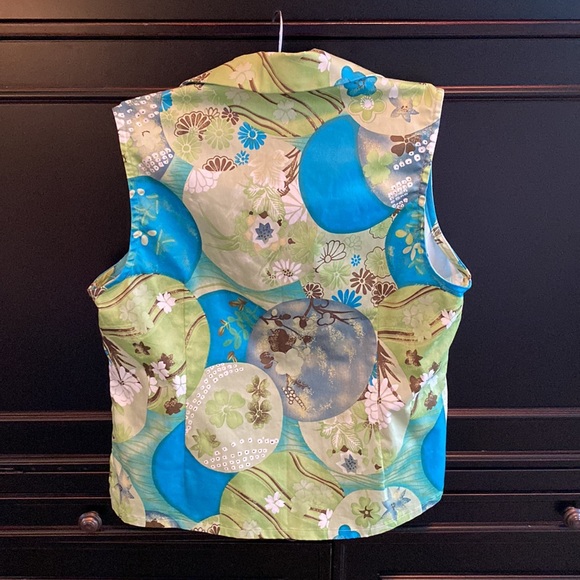 Size 14 sleeveless shirt. - Picture 2 of 7